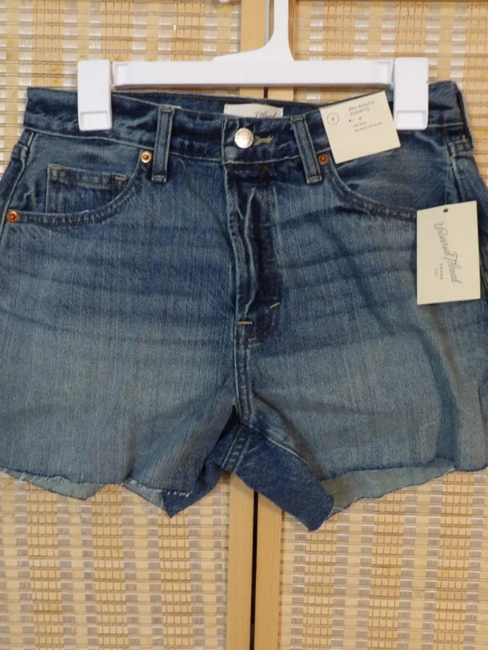 NWT Women's Universal Thread Size 6 Mid-Rise 90's Baggy Denim Cut-Off Shorts